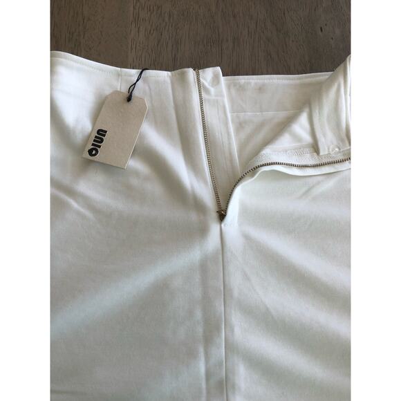 Uniq Faux Leather Texture Embroidery White Mini Skirt - S - Picture 3 of 6